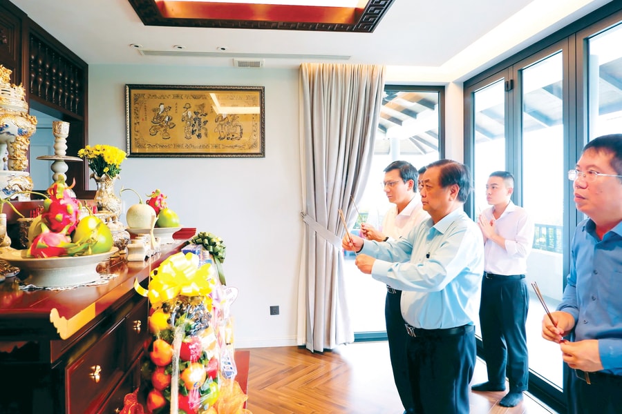 Phó Chủ tịch Quốc hội Lê Minh Hoan thăm, tặng quà gia đình liệt sĩ tại TP. Hồ Chí Minh