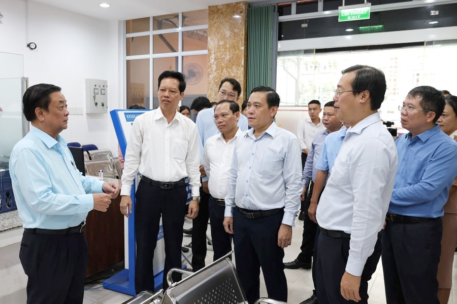 Phó Chủ tịch Quốc hội Lê Minh Hoan khảo sát tại Trung tâm phục vụ hành chính công phường Mỹ Tho, Đồng Tháp