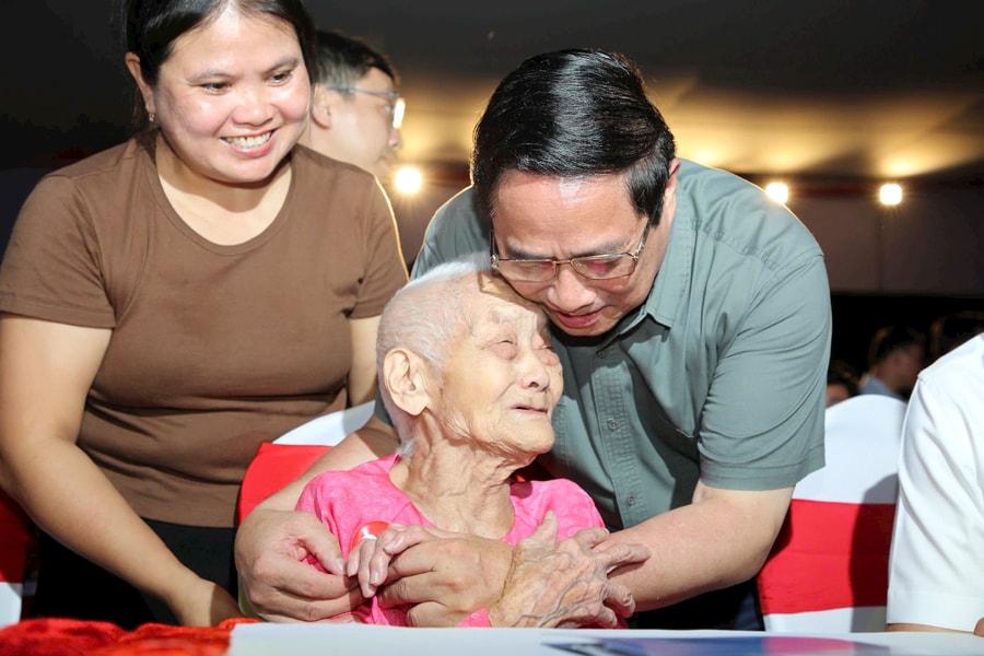 Thủ tướng Phạm Minh Chính dự Lễ thắp nến tri ân các Anh hùng liệt sĩ tại Quảng Trị