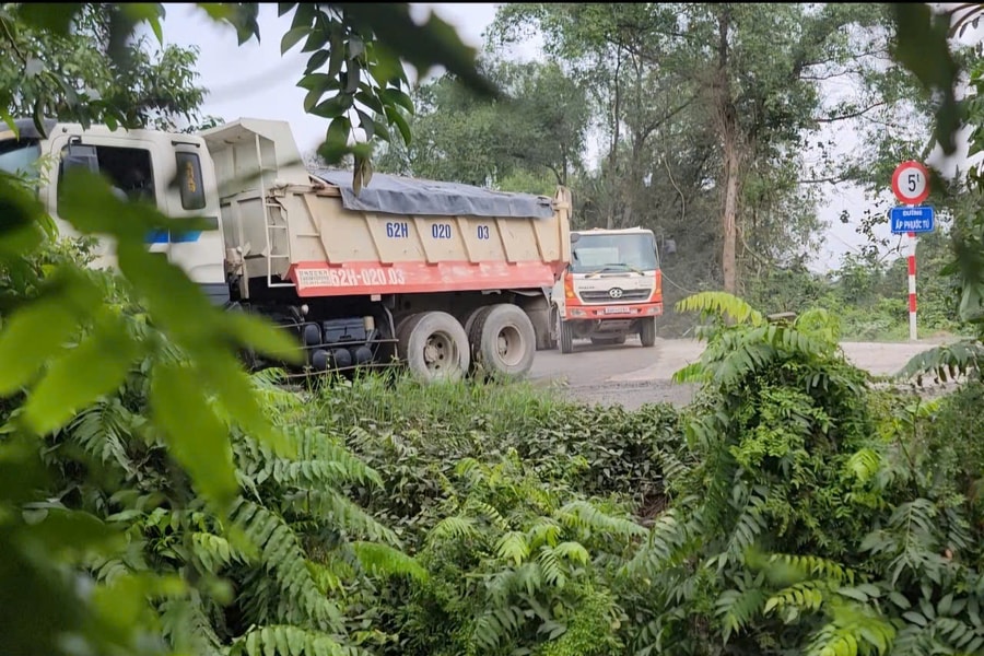 Tây Ninh: Xe "hạng nặng" bất chấp biển cấm, ngang nhiên chạy trên đường bờ đê vừa được bê tông hoá