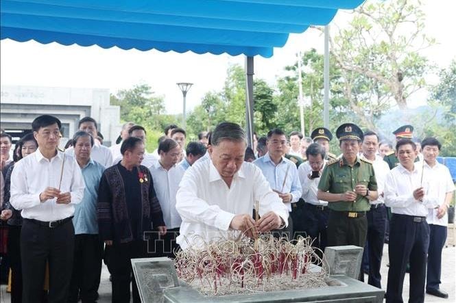 Tổng Bí thư Tô Lâm dâng hương tưởng niệm các Anh hùng, Liệt sĩ tại Điện Biên