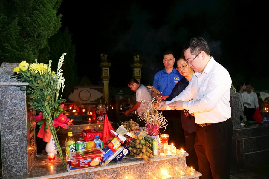 Hành trình về nguồn 2025: Đoàn Thanh niên Quốc hội thắp nến tri ân các Anh hùng liệt sĩ