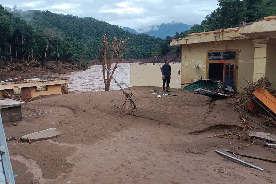 Thầy cô vùng cao Nghệ An bật khóc nhìn ngôi trường bị bùn đất vùi lấp sau mưa lũ