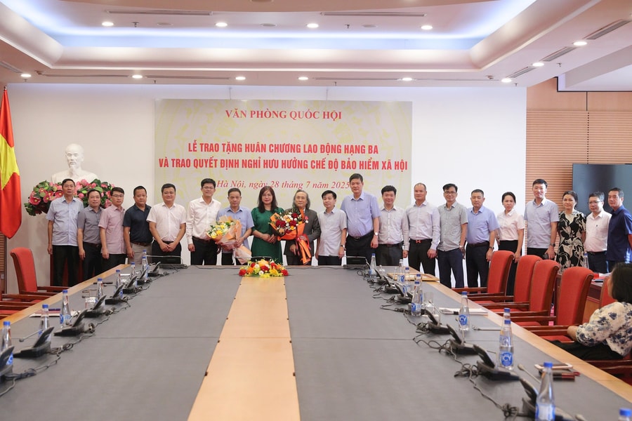 Trao Huân chương Lao động hạng Ba và quyết định nghỉ hưu cho cán bộ Cục Quản trị