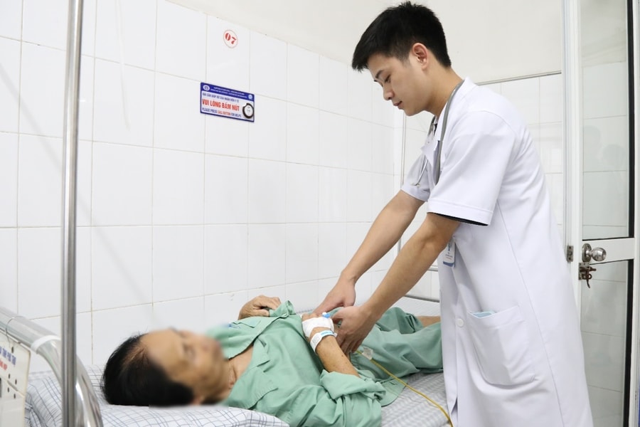 Hy hữu: Người phụ nữ cùng lúc bị sỏi mật và giun đũa trong đường mật