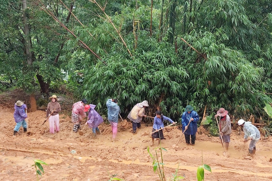Bộ đội Biên phòng Quảng Trị giúp người dân biên giới khắc phục hậu quả sau mưa lũ
