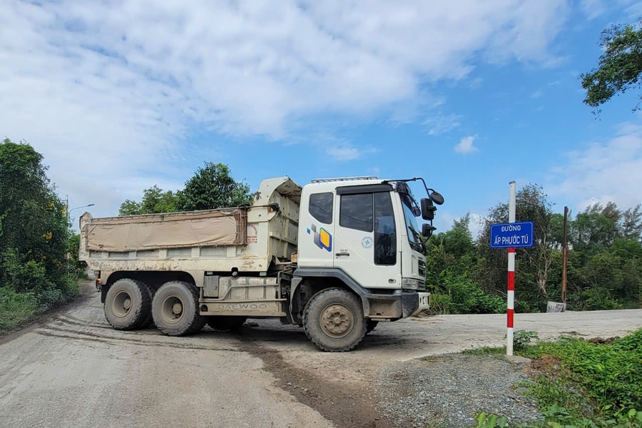 Vụ xe "hạng nặng" bất chấp biển cấm ở xã Bến Lức, Tây Ninh: Đường cấm xe 5 tấn mà xe mấy chục tấn chạy là không đúng!