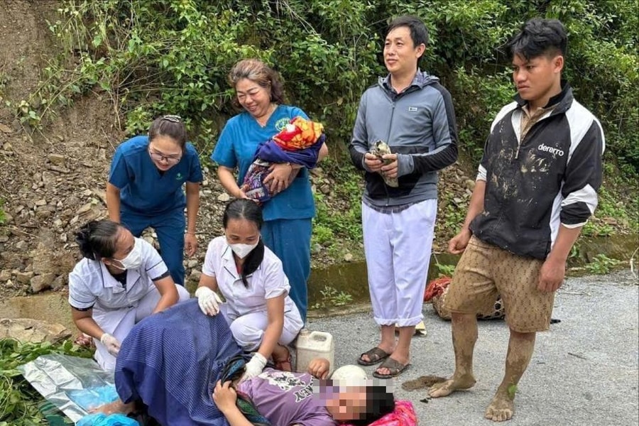 Hỗ trợ sản phụ “vượt cạn” giữa vùng lũ