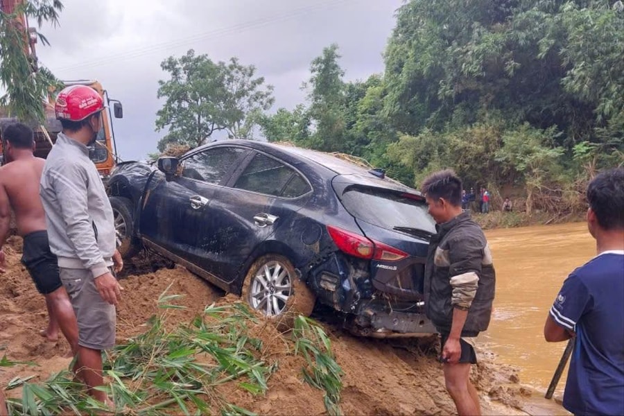 Quảng Trị: Trục vớt chiếc ô tô chở 4 người vượt rào chắn trong lũ và bị cuốn trôi