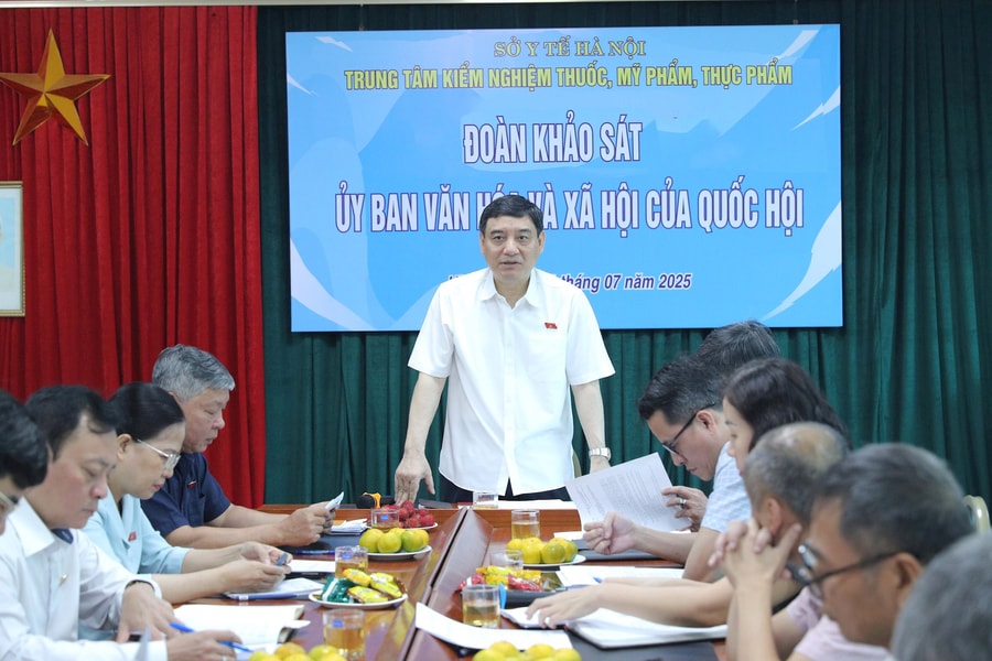 Chủ nhiệm Ủy ban Văn hóa và Xã hội Nguyễn Đắc Vinh khảo sát, làm việc với Trung tâm Kiểm nghiệm thuốc, mỹ phẩm, thực phẩm