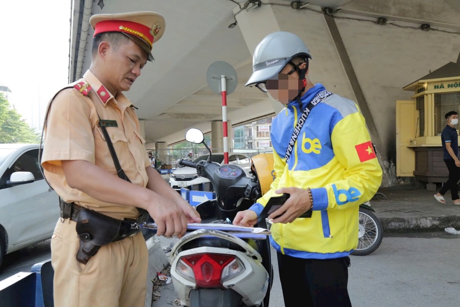 Hà Nội: Nhiều tài xế xe ôm công nghệ đi ngược chiều, che biển số bị xử lý