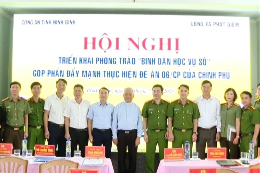 Công an tỉnh Ninh Bình tổ chức hội nghị phát động phong trào “Bình dân học vụ số” tại Giáo xứ Phát Vinh, xã Phát Diệm