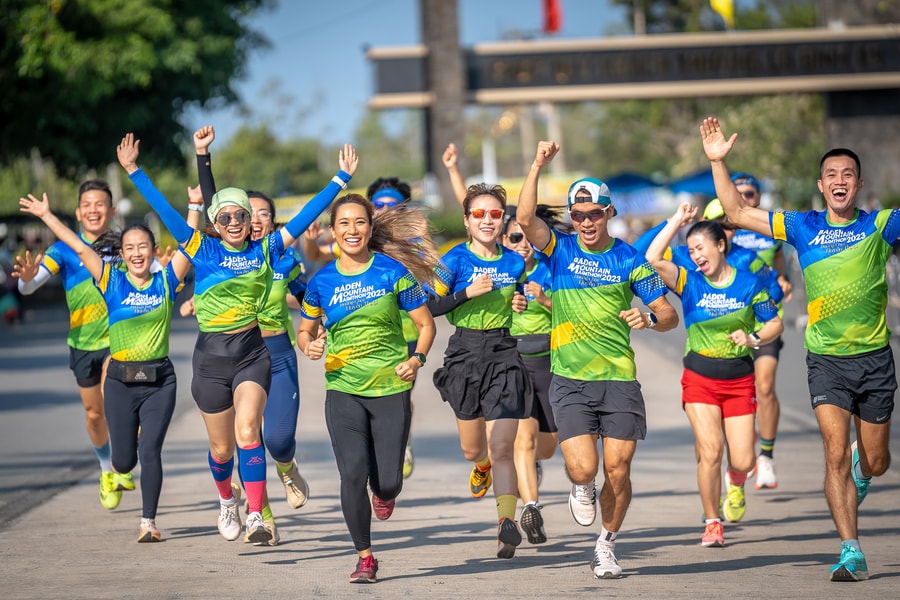 Hơn 6.000 vận động viên tham dự giải chạy chuẩn quốc tế tại núi Bà Đen