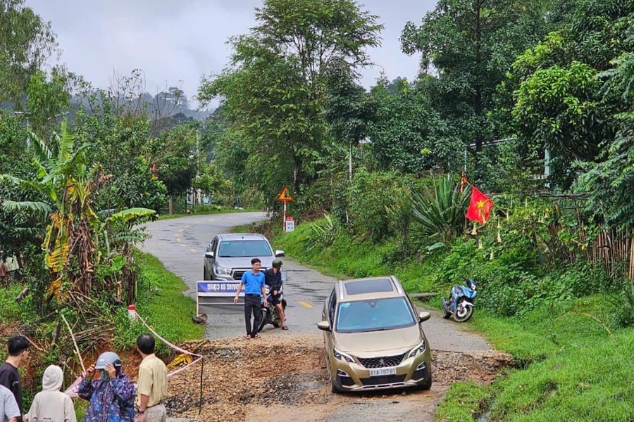 Quảng Ngãi: Sụt lún nghiêm trọng trên tuyến Quốc lộ 40B qua xã Tu Mơ Rông