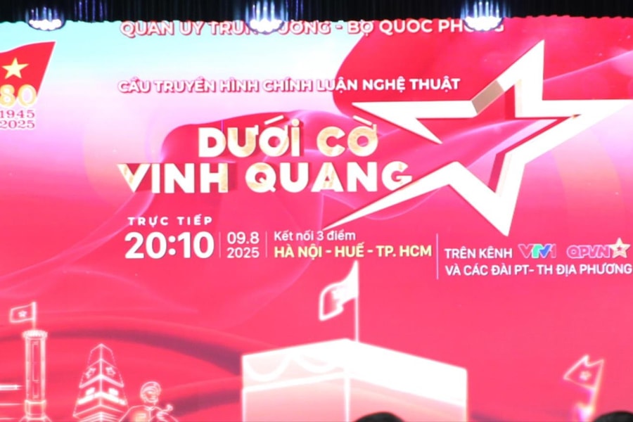 Chương trình nghệ thuật chính luận “Dưới cờ vinh quang”