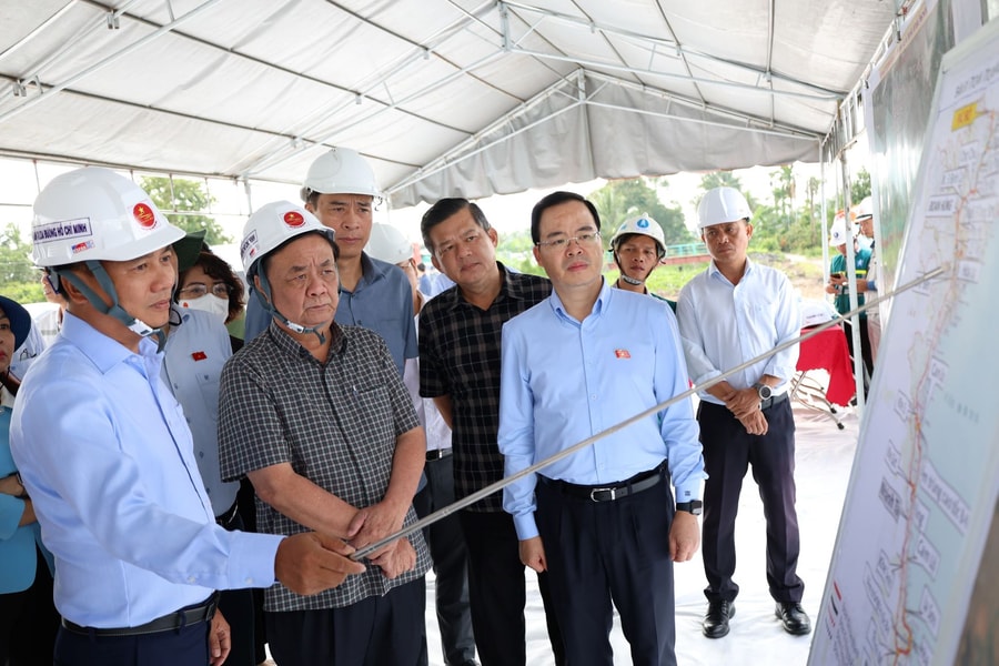 Phó Chủ tịch Quốc hội Lê Minh Hoan khảo sát dự án đường Hồ Chí Minh tại An Giang, Cà Mau