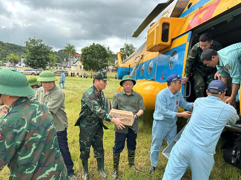 Vận chuyển hàng cứu trợ người dân vùng lũ tại Điện Biên bằng máy bay trực thăng