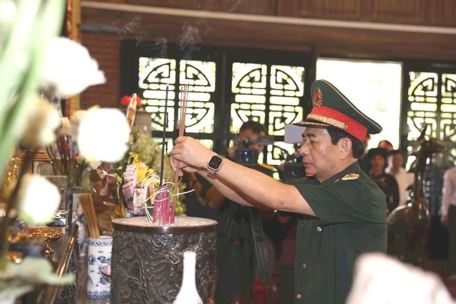 Bộ trưởng Bộ Quốc phòng, Đại tướng Phan Văn Giang dâng hương tại ATK Định Hóa, Thái Nguyên