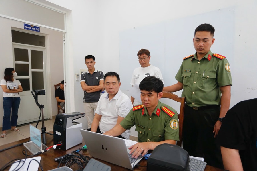 TP. Hồ Chí Minh: Công an xuống tận cơ sở cấp định danh điện tử cho người nước ngoài