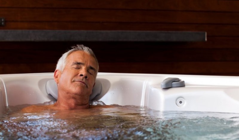 Tắm nước lạnh ngay  khi đi nắng về, sai lầm dẫn đến nguy cơ đột quỵ