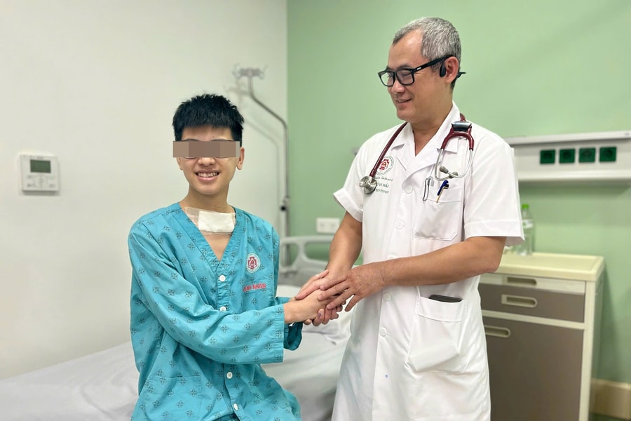 Tiếng gọi đầu tiên của cậu bé 16 tuổi sau 1 năm tai nạn