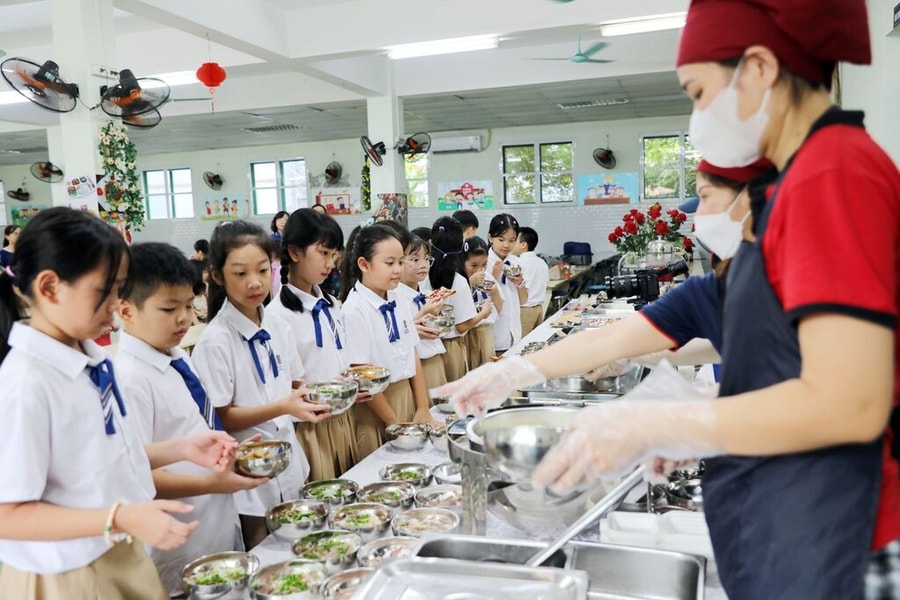 Hà Nội: Phụ huynh kỳ vọng, đầu năm trường học tăng tốc hỗ trợ bữa ăn bán trú ngay từ đợt 1