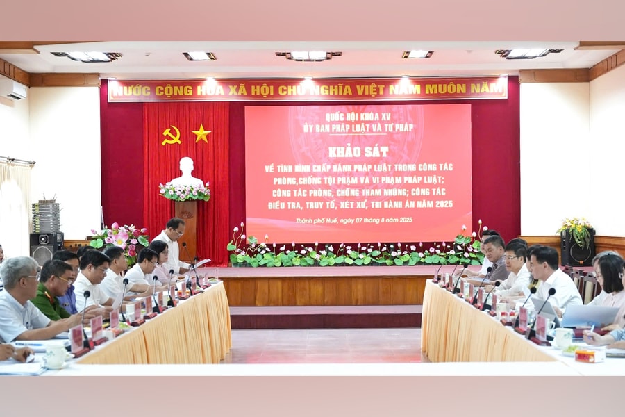 Đoàn khảo sát của Ủy ban Pháp luật và Tư pháp làm việc với UBND TP. Huế