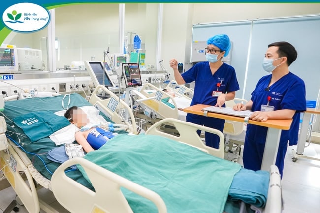 Hai bé trai nguy kịch vì sai lầm thường gặp khi sơ cứu đuối nước