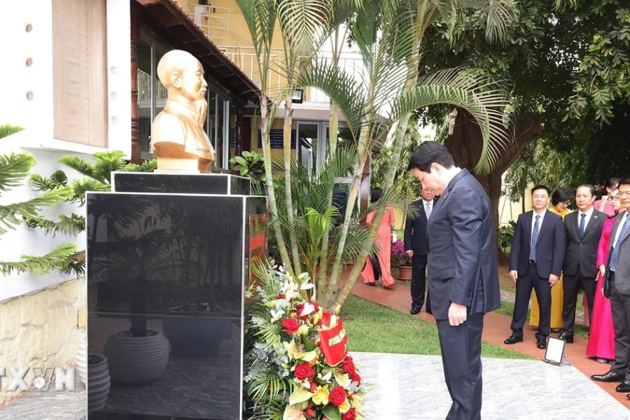 Chủ tịch nước Lương Cường đặt vòng hoa tại tượng Bác Hồ ở Luanda