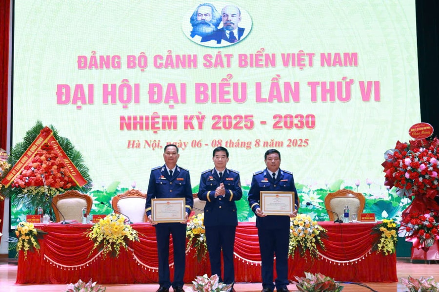 Khen thưởng đột xuất 2 tập thể tiêu biểu trong đợt thi đua chào mừng Đại hội đại biểu Đảng bộ Cảnh sát biển Việt Nam lần thứ VI