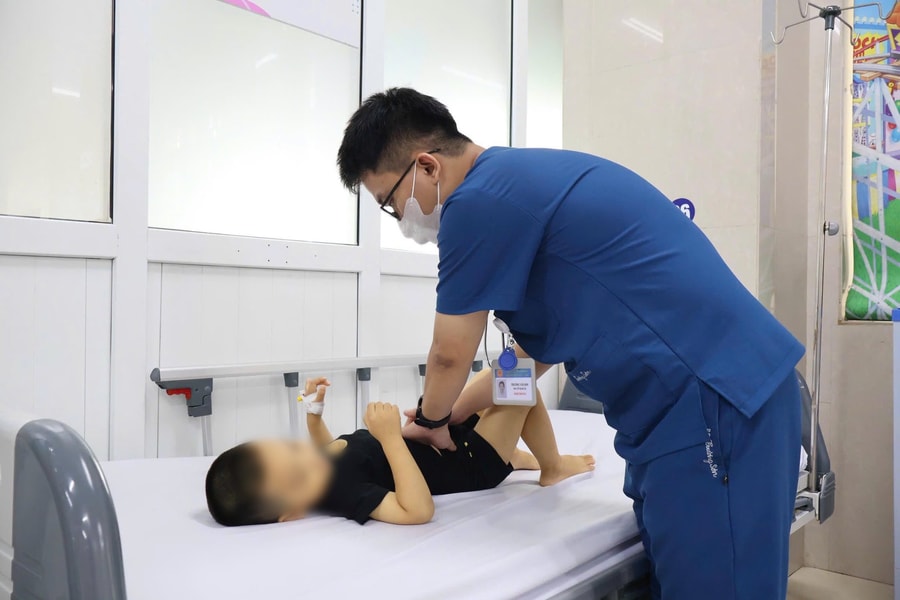 Cấp cứu bé 3 tuổi vàng da, tiểu đỏ sau khi uống nước lá lộc mại