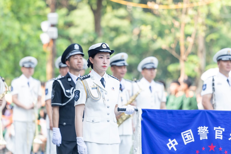 Người dân hoà mình cùng nhạc hội Cảnh sát thế giới 2025 tại phố đi bộ hồ Hoàn Kiếm