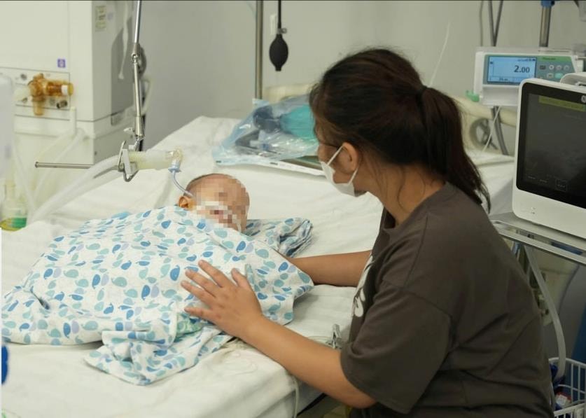 Trẻ 15 tháng tuổi nguy kịch vì uống tinh dầu đuổi muỗi