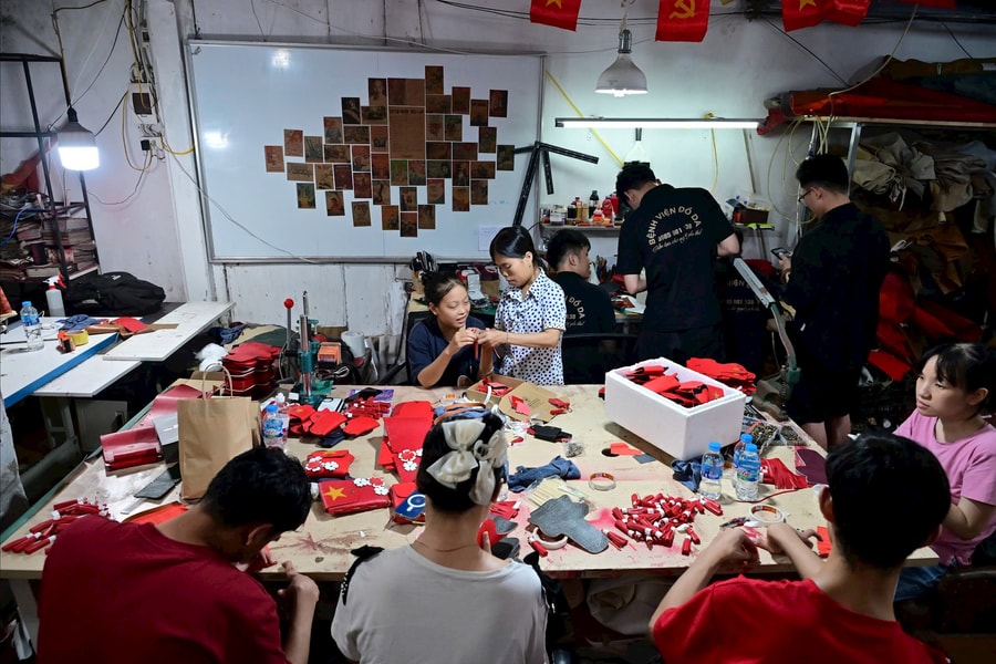 Đến thăm nơi sản xuất “cờ đỏ sao vàng” bởi những người thợ có hoàn cảnh đặc biệt