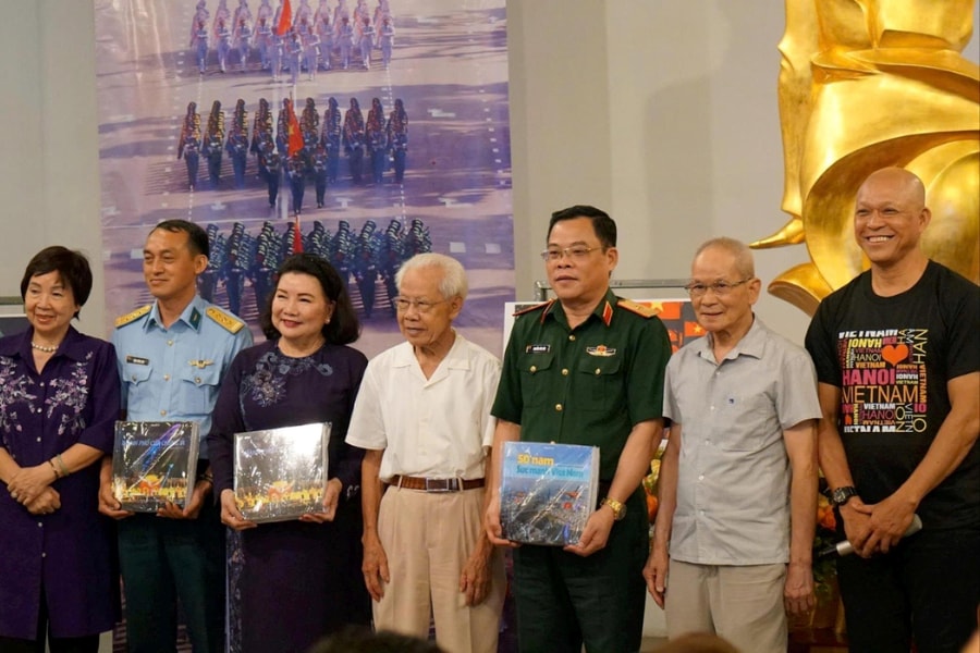 Nhiếp ảnh gia Nguyễn Á kể chuyện "Sức mạnh Việt Nam"