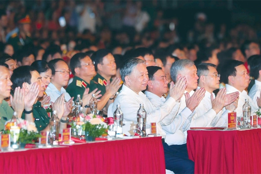 Tổng Bí thư Tô Lâm dự chương trình chính luận nghệ thuật “Dưới cờ vinh quang”