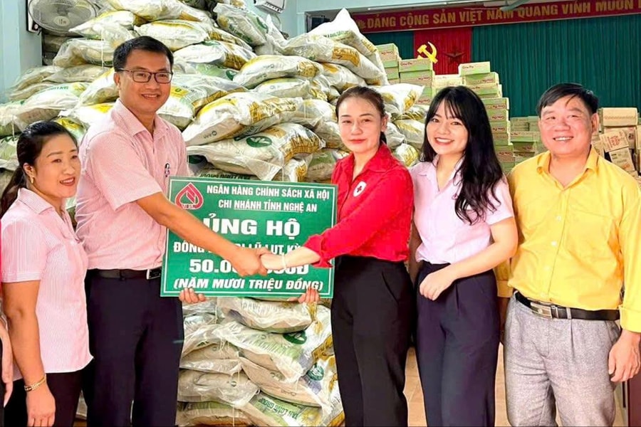 Bài cuối: Cùng đồng bào vượt khó