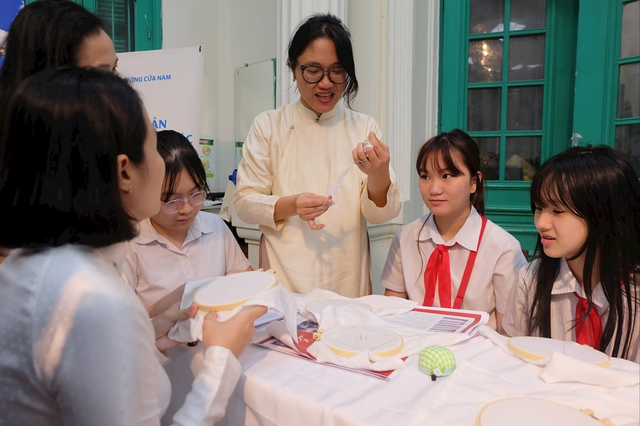 Đông đảo công chúng trải nghiệm thêu cổ điển kiểu Pháp tại Hà Nội