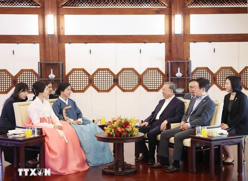 Tổng Bí thư Tô Lâm và Phu nhân dự tiệc trà, thưởng thức nghệ thuật truyền thống