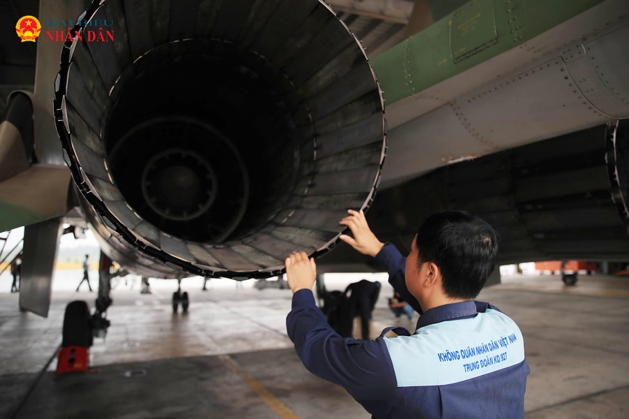 Gặp người bảo đảm an toàn cho những lần cất cánh của tiêm kích Su-30MK2