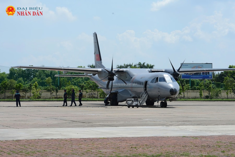 “Ngựa thồ” C-295 dẫn đầu biên đội bay, sẵn sàng cho màn trình diễn lịch sử