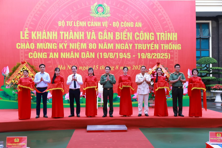 Khánh thành và gắn biển công trình “Trung tâm chỉ huy tác chiến khu vực chính trị Ba Đình”