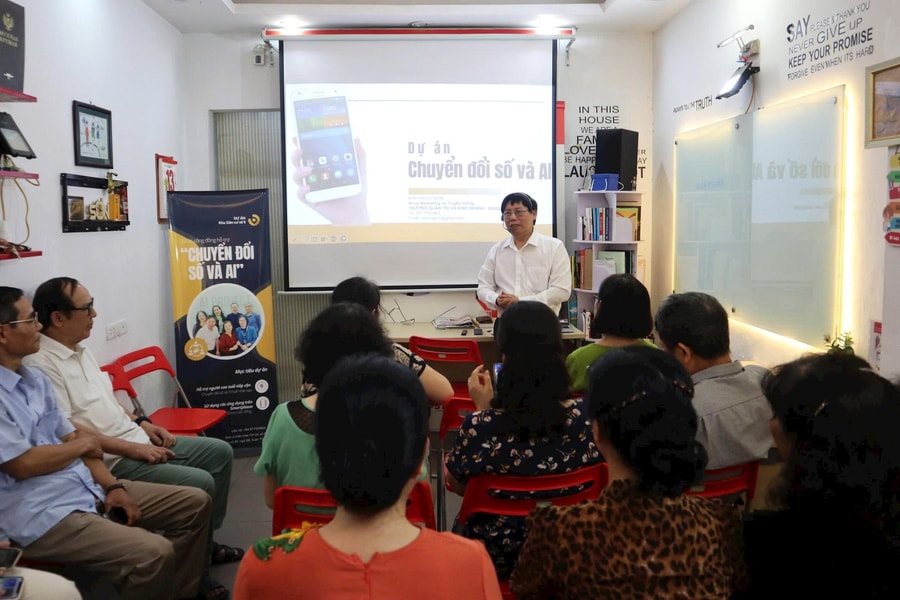 Lớp học số của người cao tuổi giữa lòng Thủ đô