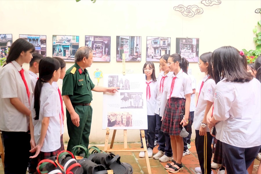 "Huyền thoại bước chân": Tôn vinh "Đôi dép Bác Hồ"