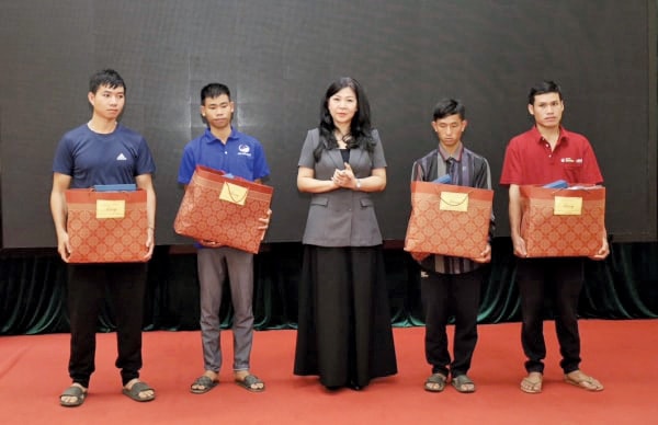 Phu nhân Tổng Bí thư thăm, tặng quà cán bộ chiến sỹ công an và người dân tỉnh Sơn La