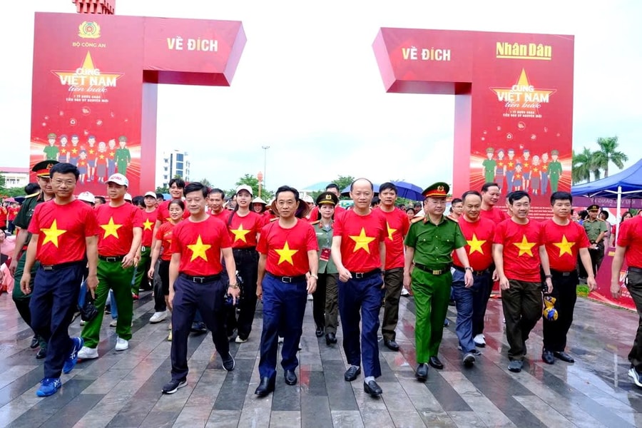 Người dân Hà Tĩnh háo hức cùng sự kiện “Cùng Việt Nam tiến bước”