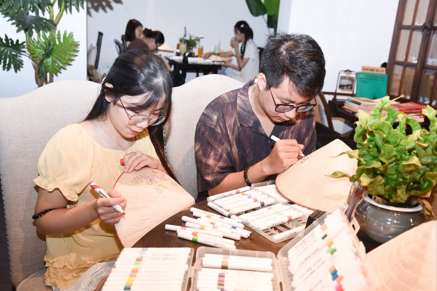 Giới trẻ hào hứng trải nghiệm workshop vẽ nón lá dịp lễ Quốc khánh 2/9