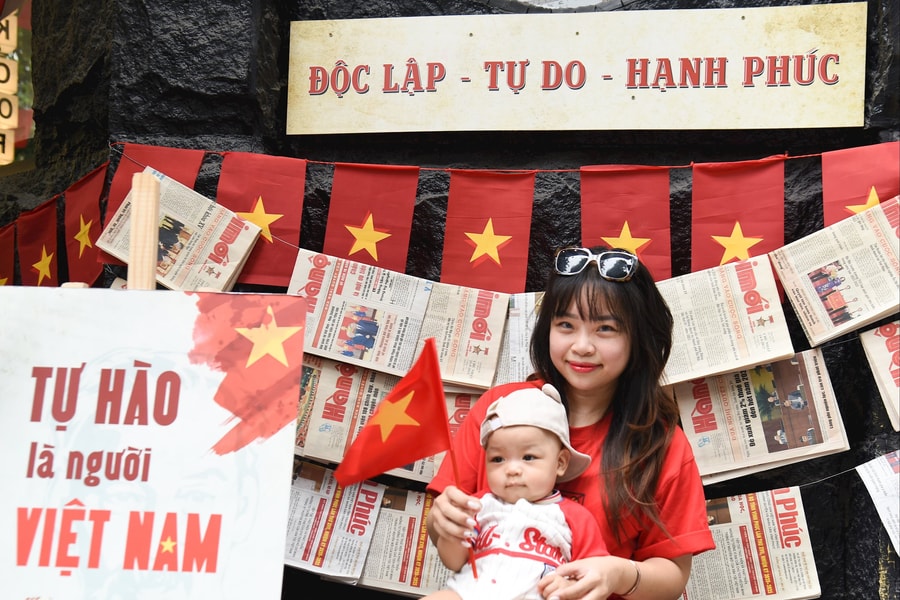 Nhiều quán cafe tại Hà Nội rực sắc đỏ mừng Quốc khánh 2/9, khách tấp nập tới check-in