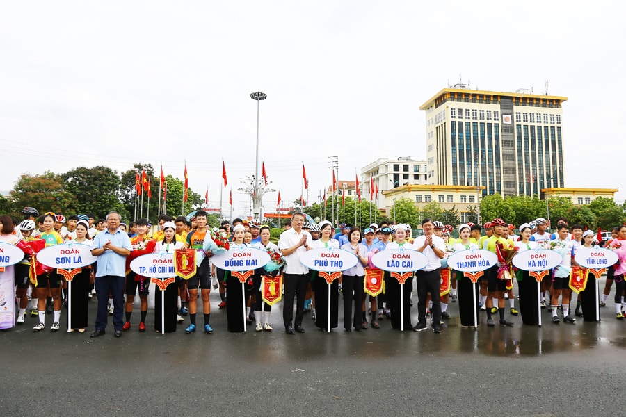 Khởi tranh giải đua xe đạp đường trường và địa hình tại Phú Thọ