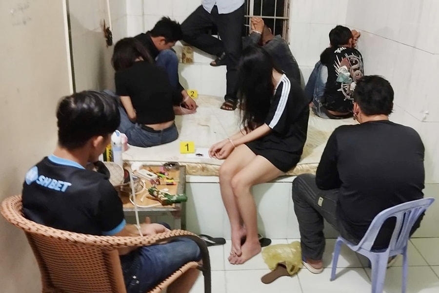 An Giang: Bắt quả tang 11 nam, nữ "bay lắc" trong phòng trọ